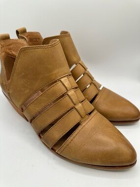 Frye and Co. tobacco Rubie cutout ankle booties, size 8.5M